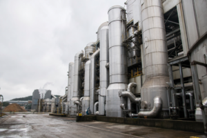 Kraft pulp mill multi-effect black liquor evaporation train