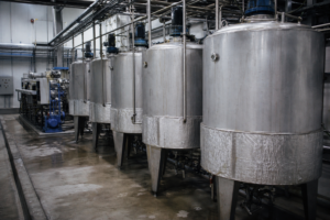 Coconut oil fractionation plant with cooling crystallizer tanks and filter press