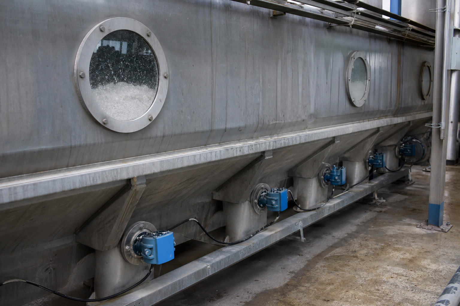 Fluid bed dryer air distributor plate with fluidized cloud of white salt crystals