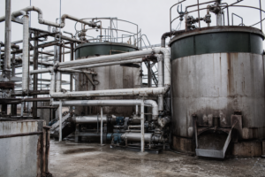 Salt separation plant with two crystallizer lines, insulated piping and heat exchangers