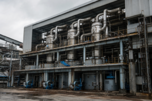 Vacuum salt plant with tall vacuum pan evaporator bodies and vapor ducts