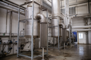 External circulation evaporator station with external calandria and vapor heads