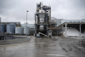 High-salinity wastewater ZLD plant with crystallizer and salt handling